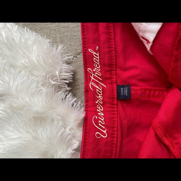 Red Universal Thread jean shorts - Picture 4 of 4